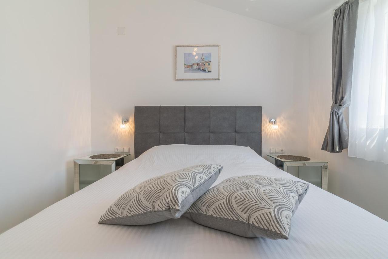 Apartments Enona Nin Eksteriør bilde