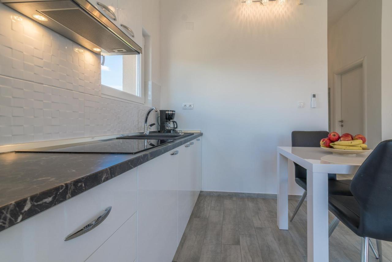 Apartments Enona Nin Eksteriør bilde